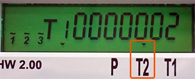 Šipka umístěná nad hodnotou T2 = nízký tarif Šipka umístěná nad hodnotou T2 = nízký tarif