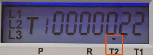 Šipka je umístěná nad hodnotou T2 = nízký tarif