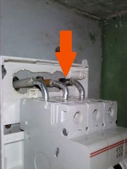 Chybí kryt jističe Chybí kryt jističe