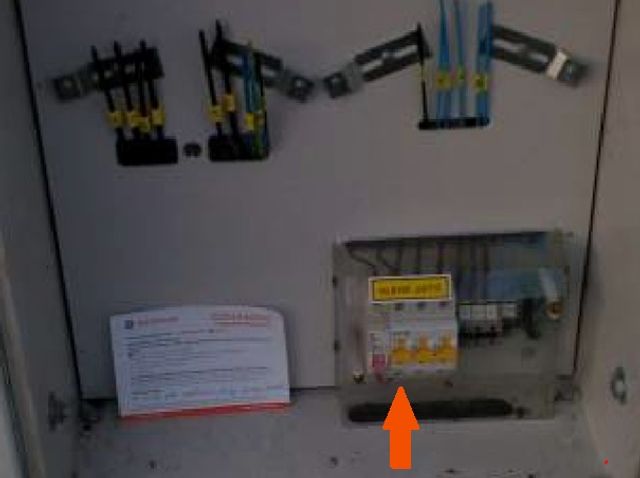 Chybí přívodní kabel (hlavní domovní vedení) k hlavnímu jističi, elektroměrový rozváděč není pod napětím. Chybí přívodní kabel (hlavní domovní vedení) k hlavnímu jističi, elektroměrový rozváděč není pod napětím.