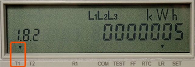 Šipka je umístěná nad hodnotou T1 = vysoký tarif