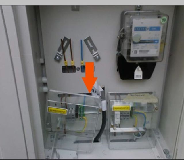 Není namontován hlavní jistič