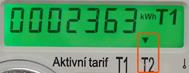 Šipka umístěná nad hodnotou T2 = nízký tarif