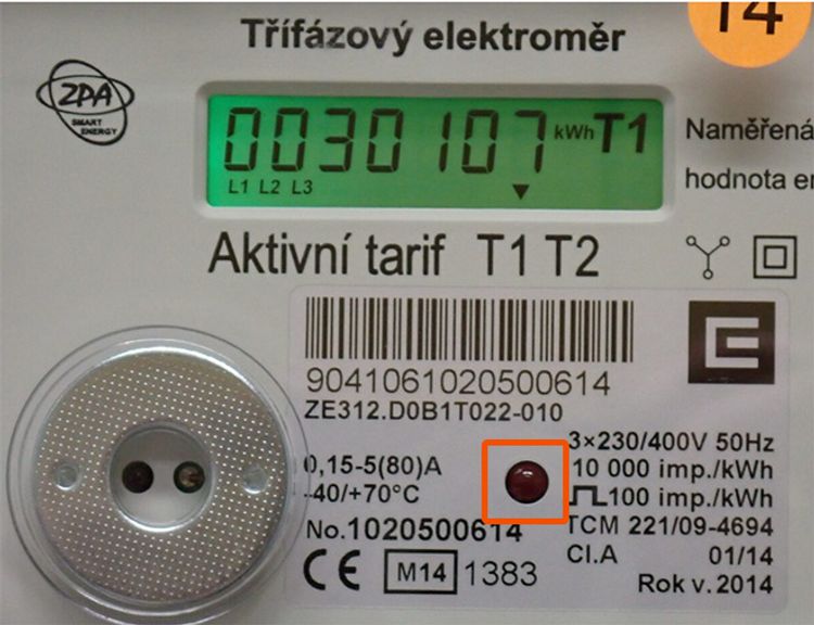 blikání červené diody signalizuje průchod elektrické energie