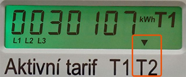Šipka je umístěná nad hodnotou T2 = nízký tarif