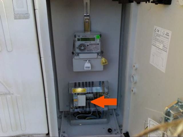 Zákazník požadoval třífázové připojení, ale nemá připraveno měřicí místo k montáži třífázového elektroměru. Nemá osazený třífázový jistič. Zákazník požadoval třífázové připojení, ale nemá připraveno měřicí místo k montáži třífázového elektroměru. Nemá osazený třífázový jistič.