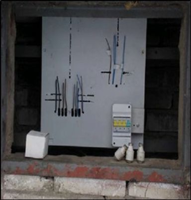 Neoznačené místo, volně přístupné přívodní kabely, nevhodný nulový můstek, bez výrobního štítku Neoznačené místo, volně přístupné přívodní kabely, nevhodný nulový můstek, bez výrobního štítku