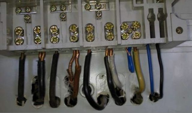 Na odvodech do instalace dva vodiče Na odvodech do instalace dva vodiče