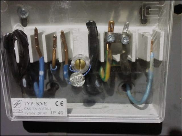 Neodpovídá barevnému značení vodičů Neodpovídá barevnému značení vodičů