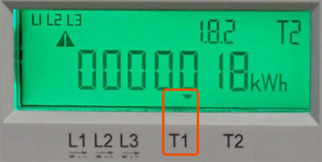 Šipka umístěná nad hodnotou T1 = vysoký tarif Šipka je umístěná nad hodnotou T1 = vysoký tarif