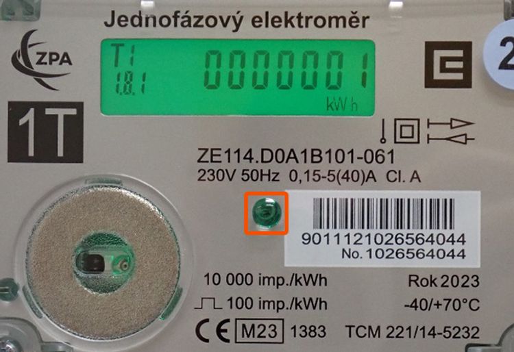 blikání červené diody signalizuje průchod elektrické energie