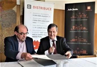 Ředitel SOUE Plzeň Jaroslav Černý (vlevo) a Karel Kohout z úseku generálního ředitele ČEZ Distribuce během podpisu smlouvy o duálním vzdělávání vybraných žáků učiliště. Kteří to budou, to prozradí až školní rok 2022/23.