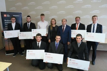 Novodobí Prokopové Divišové ze SOU elektrotechnického Plzeň (Vejprnická 56) školní rok 2020/21 na společné fotografii s členkou představenstva společnosti ČEZ Distribuce Lucií Masopustovou a ředitelem SOU elektrotechnického Plzeň Jaroslavem Černým.