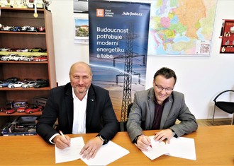 Jaroslav Mareš, ředitel SPŠ Resslova Ústí nad Labem, a Radim Černý, místopředseda představenstva ČEZ Distribuce (vlevo), během podpisu smlouvy o duálním vzdělávání vybraných žáků školy. Kteří to budou, to prozradí až začátek školního roku 2023/24.