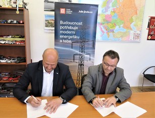 Jaroslav Mareš, ředitel SPŠ Resslova Ústí nad Labem, a Radim Černý, místopředseda představenstva ČEZ Distribuce (vlevo), během podpisu smlouvy o duálním vzdělávání vybraných žáků školy. Kteří to budou, to prozradí až začátek školního roku 2023/24.