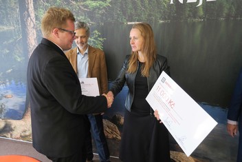 Za ČEZ Distribuci předávala devítce nejlepších symbolické šeky Lenka Masopustová, členka představenstva společnosti.  
 
