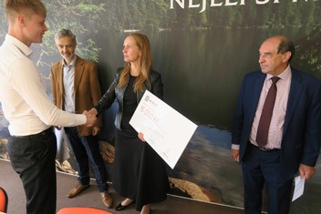 Za ČEZ Distribuci předávala devítce nejlepších symbolické šeky Lenka Masopustová, členka představenstva společnosti. Vpravo ředitel školy Jaroslav Černý s obálkou, v níž se vždy nacházela příslušná hotovost vypsaná na šeku.