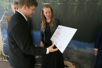 Za ČEZ Distribuci předávala devítce nejlepších symbolické šeky Lenka Masopustová, členka představenstva společnosti.  
 
