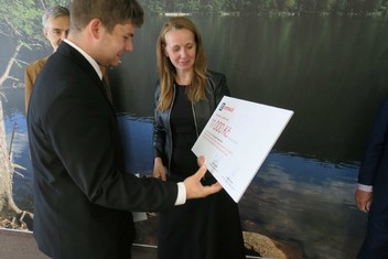 Za ČEZ Distribuci předávala devítce nejlepších symbolické šeky Lenka Masopustová, členka představenstva společnosti.  
 
