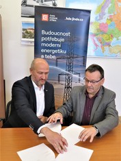 Jaroslav Mareš, ředitel SPŠ Resslova Ústí nad Labem, a Radim Černý, místopředseda představenstva ČEZ Distribuce (vlevo), během podpisu smlouvy o duálním vzdělávání vybraných žáků školy. Kteří to budou, to prozradí až začátek školního roku 2023/24.