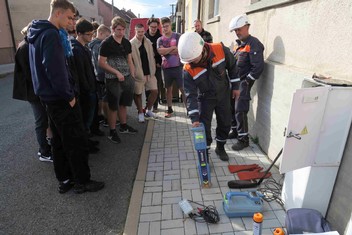 Vyhledávání podzemního vedení kabelu v Hradební ulici ve Velkém Přítočnu.